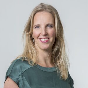 Jonge vrouw met lang blond haar